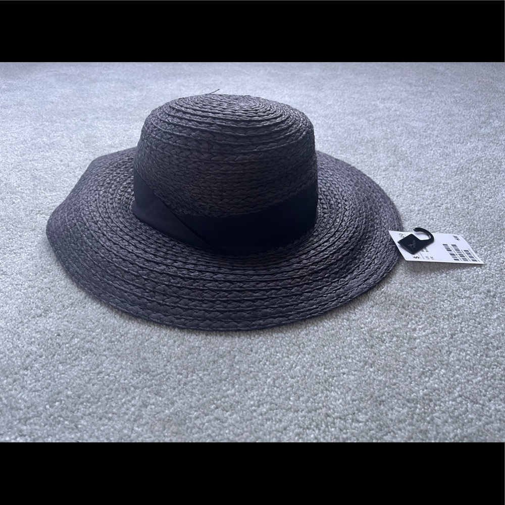 black h&m beach hat:) new with tags